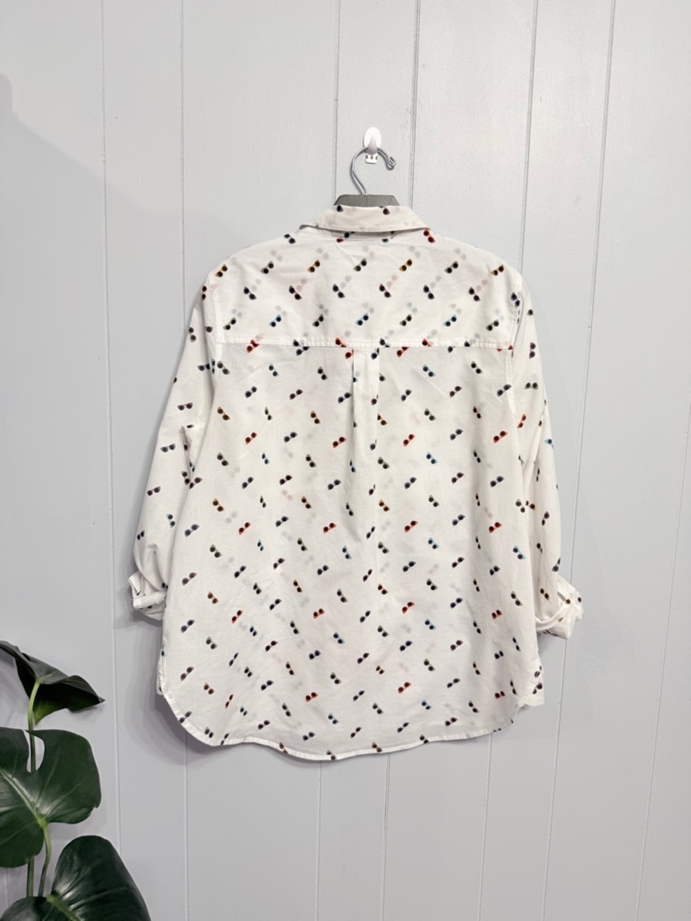 #16) Gloria Vanderbilt White Button-Front Shirt with Multicolor Sunglasses Print - Picture 5 of 7